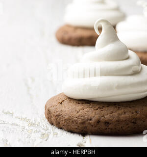 Cioccolata calda i cookie con marshmallow meringa bianca su sfondo rustico Foto Stock