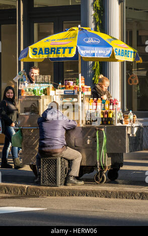 Sabrett hot dog carrello su una New York City street Foto Stock