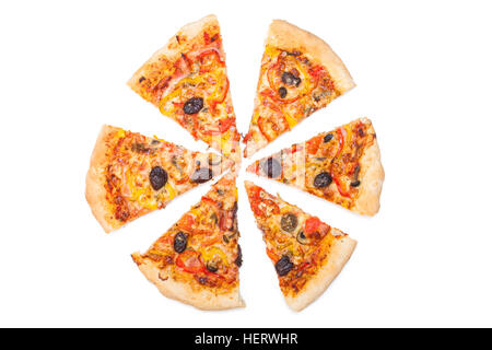 Affettato home pizza fatta isolati su sfondo bianco Foto Stock