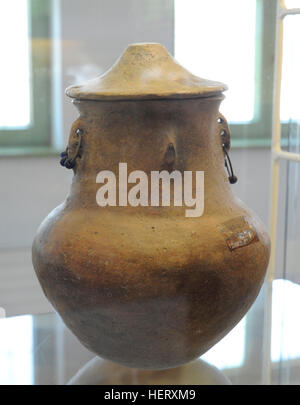 La cultura di Pomerania. Età del ferro. 7th-3rd secolo A.C. La Polonia. Face-Urn. Urna funeraria con la faccia. Da Lublewo. Museo archeologico di Danzica. La Polonia. Foto Stock