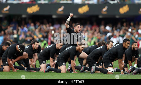 DURBAN, Sud Africa - 08 ottobre: TJ Perenara di Nuova Zelanda conduce gli All Blacks eseguire la haka durante il campionato di rugby match tra così Foto Stock