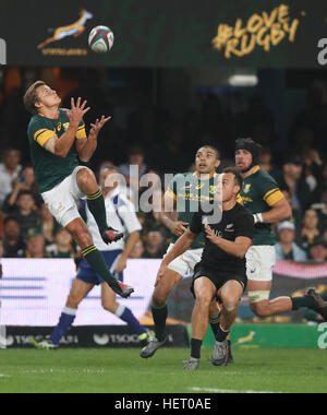 DURBAN, Sud Africa - 08 ottobre: Patrick Lambie del Sud Africa cerca di tenere la palla in aria durante il campionato di rugby match tra così Foto Stock