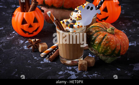 Zucca di Halloween spice latte. Messa a fuoco selettiva Foto Stock