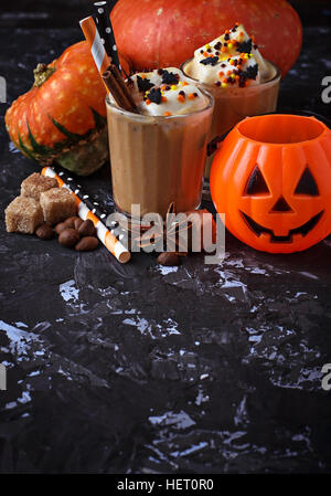 Zucca di Halloween spice latte. Messa a fuoco selettiva Foto Stock