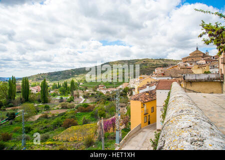 Panoramica e paesaggio. Pastrana, provincia di Guadalajara, Castilla La Mancha, in Spagna. Foto Stock