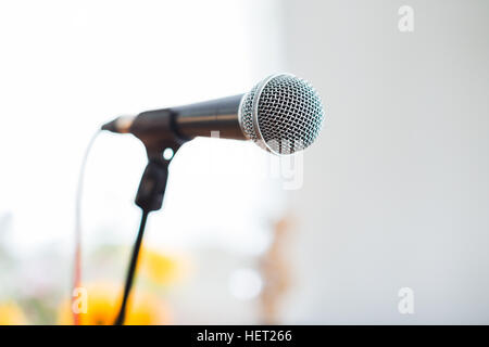 Microfono vocale a fuoco contro sfocato pubblico alla conferenza o un concerto dal vivo Foto Stock