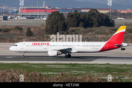 Iberia Airbus A321 rullaggio lungo la pista di aeroporto El Prat di Barcellona, Spagna. Foto Stock