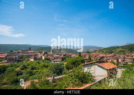 Panoramica del villaggio e il paesaggio della Sierra de Francia. San Martin del Castañar, provincia di Salamanca, Castilla Leon, Spagna. Foto Stock