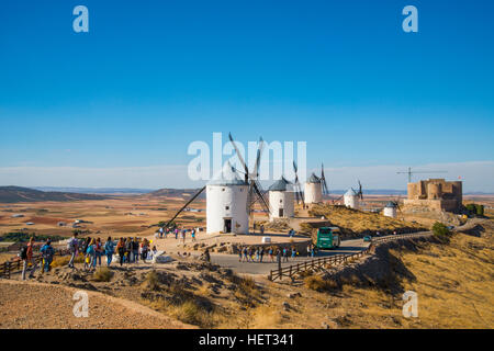 I turisti che visitano i mulini a vento. Consuegra, provincia di Toledo, Castilla La Mancha, in Spagna. Foto Stock