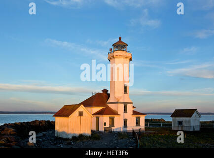 WASHINGTON - Tramonto al punto Wilson faro situato sulla Admiralty ingresso in Fort Worden stato parco vicino a Port Townsend. Foto Stock