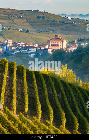 Alba sopra i vigneti di Nebbiolo e la città di Barolo, Piemonte, Italia Foto Stock