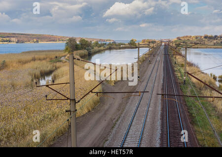 Paesaggio della ferrovia a caduta stagione in Ucraina centrale Foto Stock