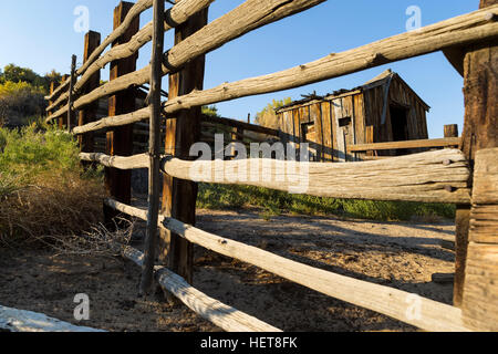 Abbandonata vecchia città fantasma corallo e shack nel deserto del Nevada Foto Stock