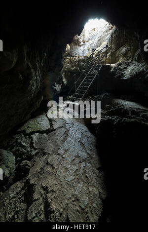 La scaletta della metropolitana e il sentiero attraverso il tubo di lava in Lave letti Parco Nazionale Foto Stock