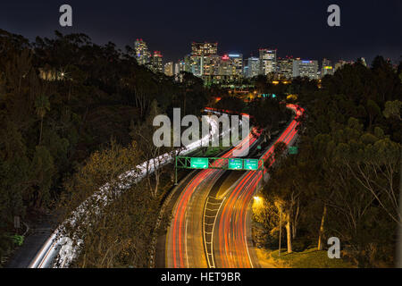 Vista panoramica del centro di San Diego, skyline della California di notte Foto Stock