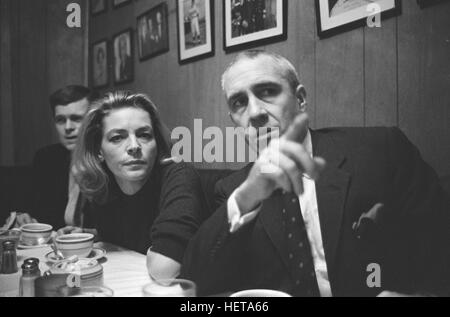 Lauren Bacall, sala da pranzo con mio marito Jason Robards, e Barry Nelson. Al momento, lei era che figurano su Broadway nel gioco fiore di cactus. Foto Stock