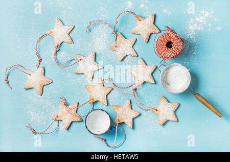 Natale gingerbread cookies con lo zucchero in polvere e decorazione corda Foto Stock