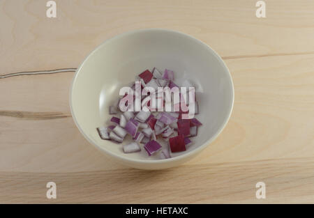 Cipolla rossa tagliata fette nella ciotola bianco sul tavolo di legno Foto Stock