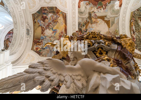 Angelo statua presso la chiesa abbaziale di San Martin e Oswald, Weingarten e Ravensburg distretto, Baden-Württemberg, Germania Foto Stock