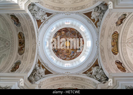 Soffitto affrescato della chiesa abbaziale di San Martin e Oswald, Weingarten e Ravensburg distretto, Baden-Württemberg, Germania Foto Stock