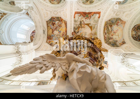 Angelo statua presso la chiesa abbaziale di San Martin e Oswald, Weingarten e Ravensburg distretto, Baden-Württemberg, Germania Foto Stock