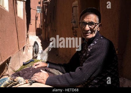 Un abitante di un villaggio con il suo asino nel villaggio di Abyaneh, Provincia di Isfahan, Iran Foto Stock