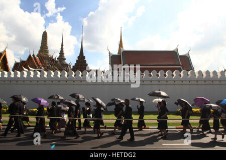 Thailandia. 23 Dic, 2016. Popolo Thai tenere un ombrello mentre immettendo il Grand Palace a pagare rispetto al Royal Hall urna contenente il corpo della Thailandia del Re Bhumibol Adulyadej all'interno di The Dusit Maha Prasat trono Hall presso il Grand Palace. © Vichan Poti/Pacific Press/Alamy Live News Foto Stock