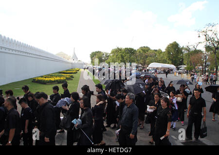 Thailandia. 23 Dic, 2016. Popolo Thai tenere un ombrello mentre immettendo il Grand Palace a pagare rispetto al Royal Hall urna contenente il corpo della Thailandia del Re Bhumibol Adulyadej all'interno di The Dusit Maha Prasat trono Hall presso il Grand Palace. © Vichan Poti/Pacific Press/Alamy Live News Foto Stock