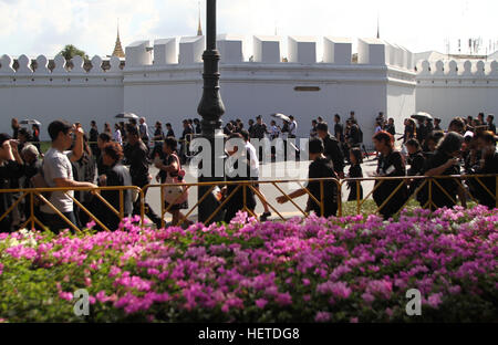 Thailandia. 23 Dic, 2016. Popolo Thai tenere un ombrello mentre immettendo il Grand Palace a pagare rispetto al Royal Hall urna contenente il corpo della Thailandia del Re Bhumibol Adulyadej all'interno di The Dusit Maha Prasat trono Hall presso il Grand Palace. © Vichan Poti/Pacific Press/Alamy Live News Foto Stock