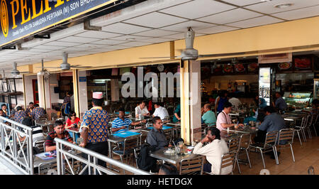 Mangiare pasti al ristorante in Bangsar, Kuala Lumpur, Malesia Foto Stock