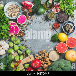 Varietà di verdure, frutti, semi, cereali, fagioli, spezie, superfoods, erbe aromatiche Foto Stock