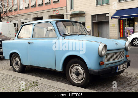 Germania Berlino: Trabant 601 (car) in una strada della città Foto Stock