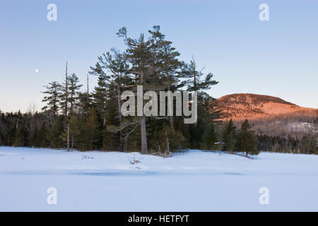 La mattina presto su uno degli stagni a poco Lyford Pond campi nei pressi di Greenville, Maine, l'inverno. Indian Mountain è in distanza. Foto Stock