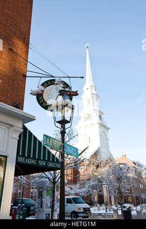 La Chiesa del nord e aprendo nuovi motivi nella Piazza del Mercato di Portsmouth, New Hampshire. L'inverno. Foto Stock