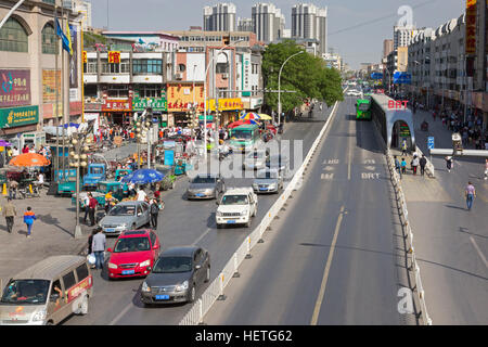 Il bus Rapid Transit, BRT sistema nel centro città, Yinchuan, Ningxia, Cina Foto Stock