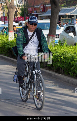 Ciclista con pista ciclabile per evitare il traffico a Yinchuan, Ningxia, Cina Foto Stock