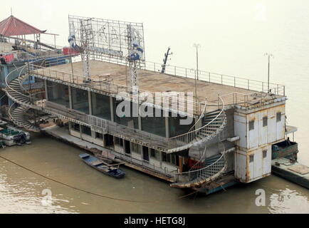 Abbandonate la barca sul fiume Jangtze in Chongqing Cina Foto Stock