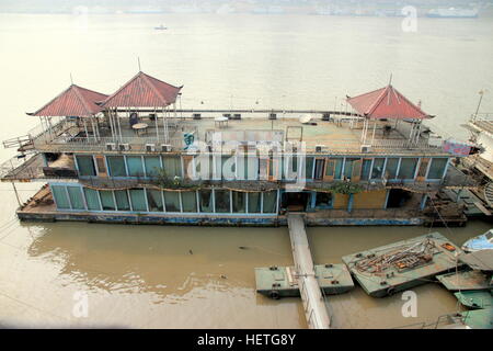 Abbandonate la barca sul fiume Jangtze in Chongqing Cina Foto Stock