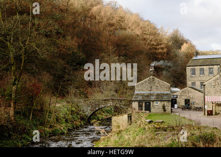 Gibson mulino incastonato nel National Trust boschi della rupe Hardcastle oltre Hebden Bridge Foto Stock