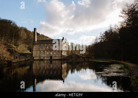 Gibson mulino incastonato nel National Trust boschi della rupe Hardcastle oltre Hebden Bridge Foto Stock