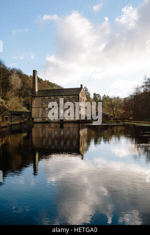 Gibson mulino incastonato nel National Trust boschi della rupe Hardcastle oltre Hebden Bridge Foto Stock