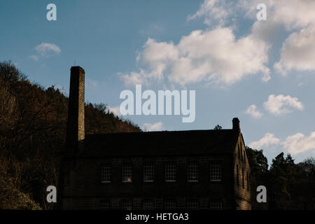 Gibson mulino incastonato nel National Trust boschi della rupe Hardcastle oltre Hebden Bridge Foto Stock