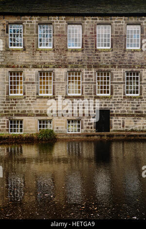 Gibson mulino incastonato nel National Trust boschi della rupe Hardcastle oltre Hebden Bridge Foto Stock