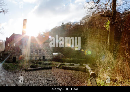 Gibson mulino incastonato nel National Trust boschi della rupe Hardcastle oltre Hebden Bridge Foto Stock