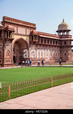 Ingresso e torre ad arco, forte Agra, detto forte Rosso, Agra, Uttar Pradesh, India Foto Stock