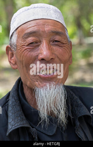 Ritratto di etnia cinese Hui uomo, Zhongshan Park, Yinchuan, Ningxia, Cina Foto Stock