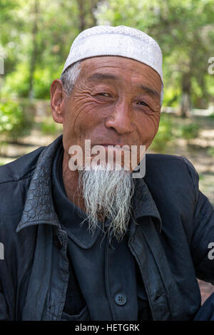 Ritratto di etnia cinese Hui uomo, Zhongshan Park, Yinchuan, Ningxia, Cina Foto Stock