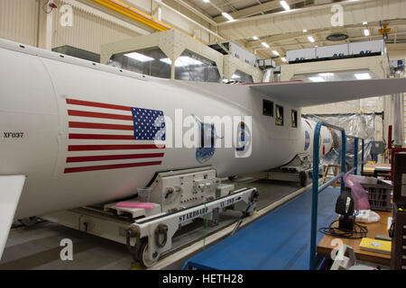 La carenatura del payload è installato sul motorino orbitale ATK Pegasus XL e a razzo NASA Ciclone Sistema globale di navigazione via satellite spaziale durante la pre-finale avviare i preparativi presso la base aerea di Vandenberg edificio 1555 Novembre 11, 2016 nei pressi di Lompoc, California. Foto Stock