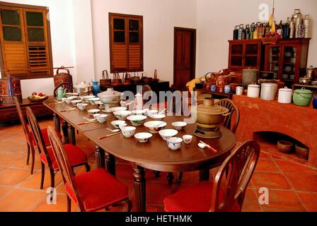 Georgetown, Malesia - 12 Gennaio 2008: il personale domestico tavolo da pranzo nella grande cucina del 1895 Pinang Peranakan Mansion Museum Foto Stock