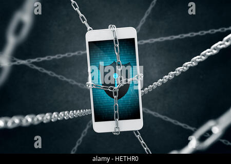 Smartphone concatenate con protezione antivirus. Concezione della sicurezza dei dati Foto Stock